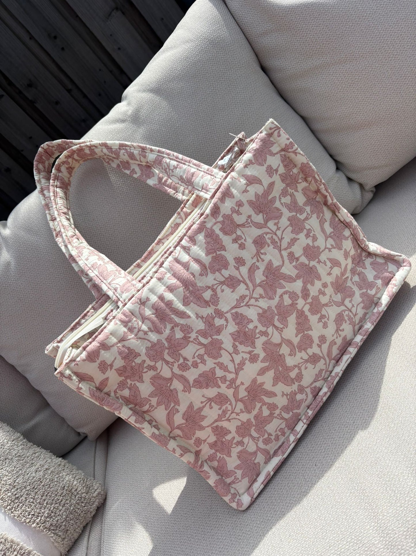 Tas Nola